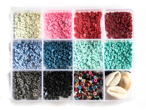 Acheter Boite de 11 couleurs naturelles de perles heishi 3 mm + accessoires - 12,99 € en ligne sur La Petite Epicerie - Loisi...