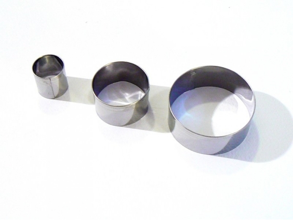 Petits emporte-pièces ronds simples Ø 1 1/4à 3 3/4(Ø 3,17 x 9,52 cm) —  Design & Realisation