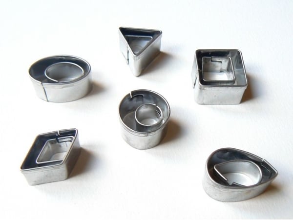 Lot de 12 mini emportes-pieces en metal pour pate polymere ou autre