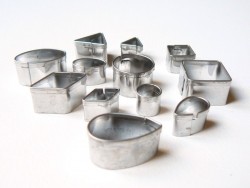 Acheter 12 petits emporte-pièces - 2,99 € en ligne sur La Petite Epicerie - Loisirs créatifs