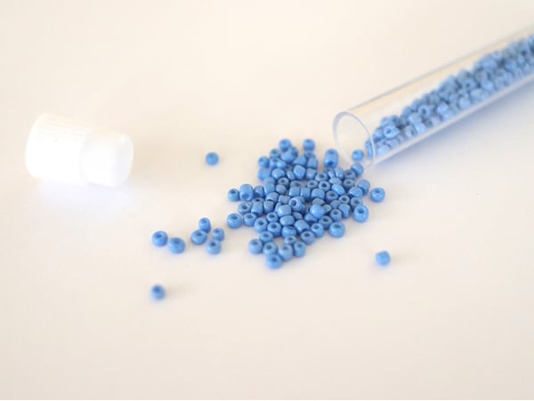 Acheter Tube de 350 perles de rocailles opaques - bleu jean moyen - 0,99 € en ligne sur La Petite Epicerie - Loisirs créatifs