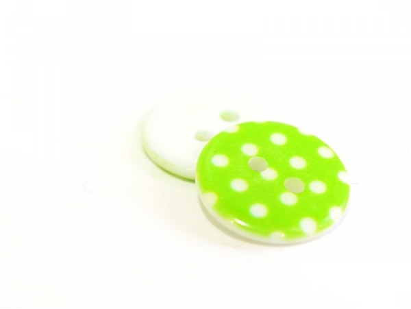 Acheter Bouton plastique rond 18 mm - vert à pois blanc - 0,49 € en ligne sur La Petite Epicerie - Loisirs créatifs