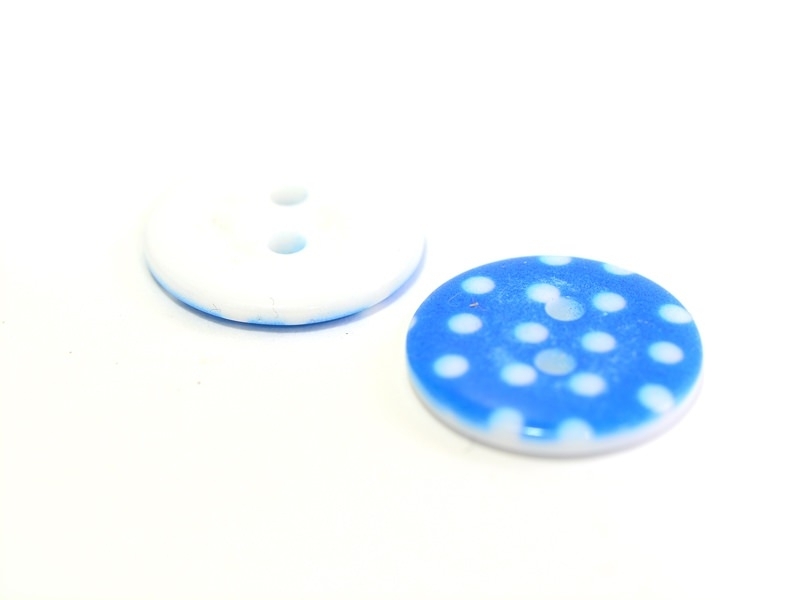 Acheter Bouton plastique rond 18 mm - bleu à pois blanc - 0,49 € en ligne sur La Petite Epicerie - Loisirs créatifs
