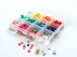 Acheter Boite de 11 couleurs de perles heishi 6 mm POP + accessoires - 11,99 € en ligne sur La Petite Epicerie - Loisirs créa...