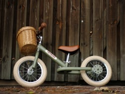 Acheter Pack vélo 2 en 1 : draisienne transformable en tricycle vintage vert - Trybike - 139,99 € en ligne sur La Petite Epic...