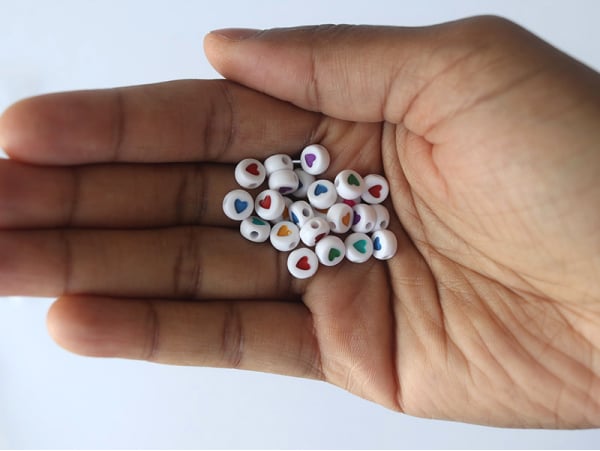 Acheter Lot de 20 perles rondes - Coeurs colorés - 1,19 € en ligne sur La Petite Epicerie - Loisirs créatifs