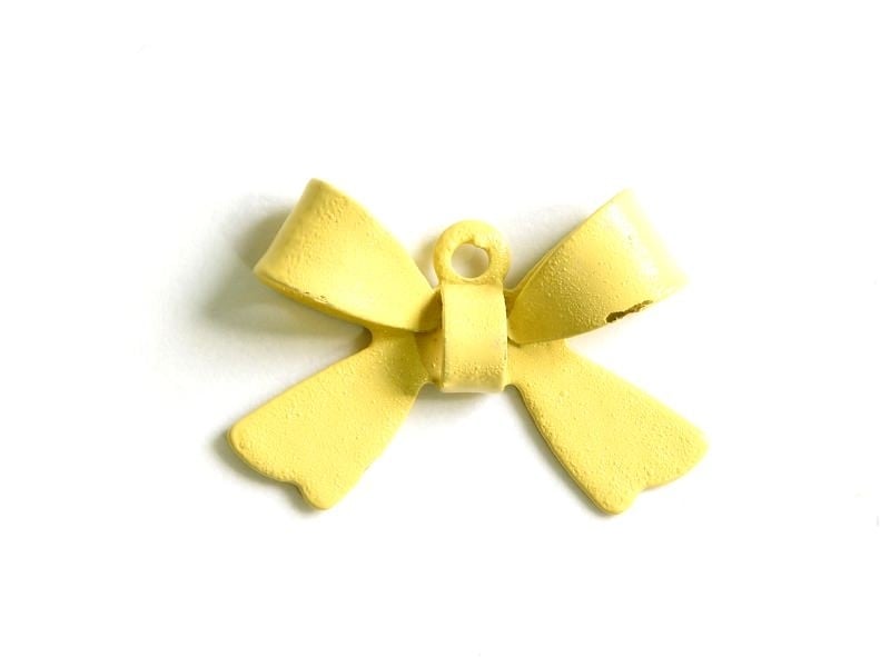 Acheter 1 Breloque noeud - beige / jaune pâle - 1,09 € en ligne sur La Petite Epicerie - Loisirs créatifs