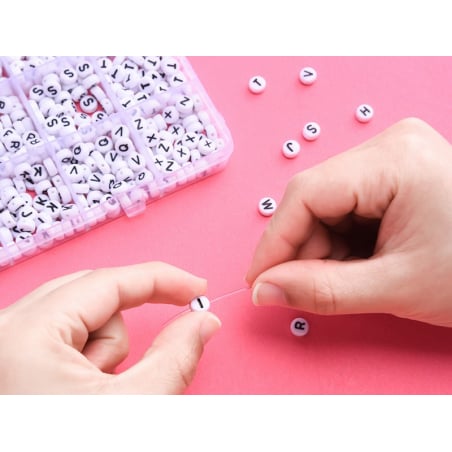 Acheter Pack boite de perles en plastique alphabet et bobine de fil élastique - 12,49 € en ligne sur La Petite Epicerie - Loi...