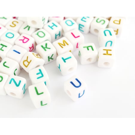 Acheter 200 grosses perles carrées en plastique - cubes lettres alphabet - multicolore et blanc - 9,99 € en ligne sur La Peti...