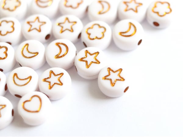 Acheter 20 perles rondes en plastique - mix fleurs, étoiles et cœur - doré et blanc - 0,99 € en ligne sur La Petite Epicerie ...