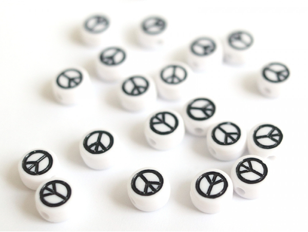 Acheter 20 perles rondes en plastique - peace and love - noir et blanc - 0,99 € en ligne sur La Petite Epicerie - Loisirs cré...