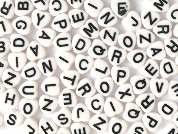 Acheter 200 perles lettres alphabet en forme de coeur - noires et blanches - 4,49 € en ligne sur La Petite Epicerie - Loisirs...