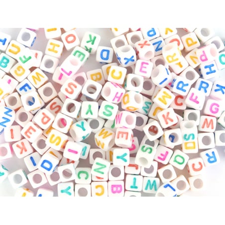 Acheter 200 perles carrées en plastique - cubes lettres alphabet - blanc et multicolore - 5,99 € en ligne sur La Petite Epice...