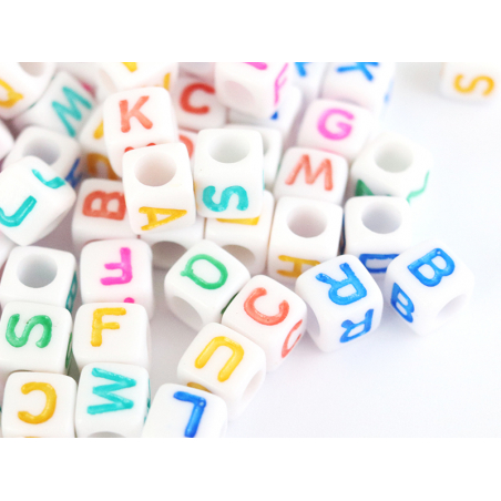 Acheter 200 perles carrées en plastique - cubes lettres alphabet - blanc et multicolore - 5,99 € en ligne sur La Petite Epice...