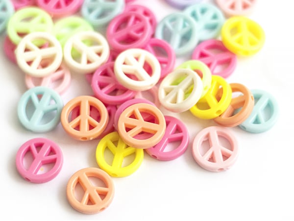 Acheter 50 perles en plastique - peace and love - pastelles - 3,49 € en ligne sur La Petite Epicerie - Loisirs créatifs