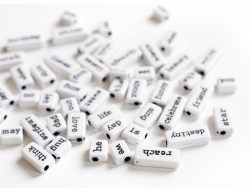 Acheter 50 perles en plastique - mots - noir et blanc - 6,99 € en ligne sur La Petite Epicerie - Loisirs créatifs