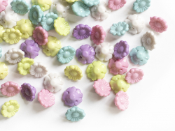 Acheter 50 perles en plastique - fleurs pastelles - 13 mm - 4,49 € en ligne sur La Petite Epicerie - Loisirs créatifs