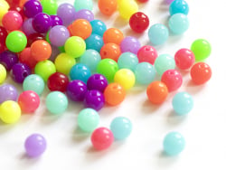 Acheter 100 perles en plastiques rondes - multicolore fluo - 8 mm - 3,99 € en ligne sur La Petite Epicerie - Loisirs créatifs