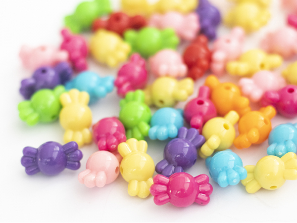 Acheter 50 perles bonbons en plastique - couleurs vives - 16 mm - 2,49 € en ligne sur La Petite Epicerie - Loisirs créatifs