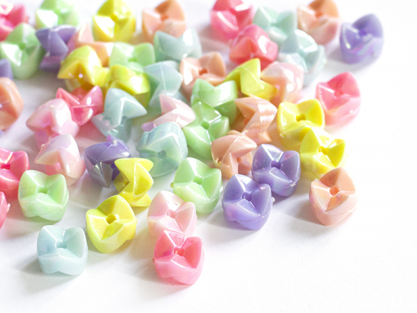 Acheter 50 perles en plastique empilables - multicolores pastelles nacrées - 2,49 € en ligne sur La Petite Epicerie - Loisirs...