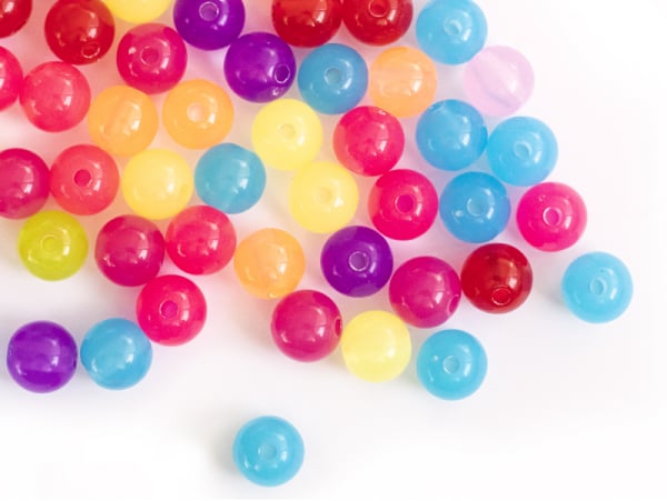 Acheter 100 perles en plastiques rondes - transclucides multicolores - 8 mm - 3,99 € en ligne sur La Petite Epicerie - Loisir...