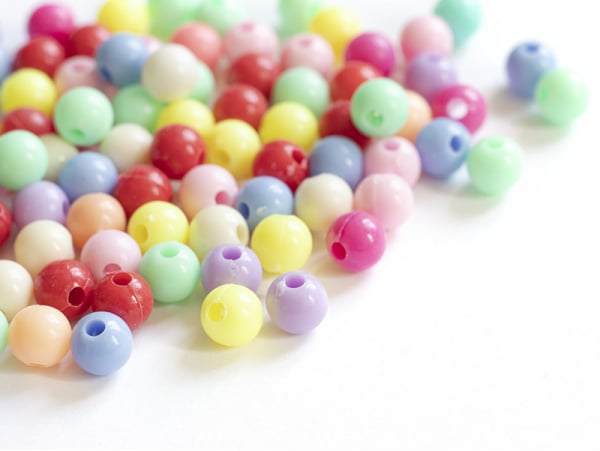 Acheter 100 perles en plastique - 8 mm - couleurs vives - 2,49 € en ligne sur La Petite Epicerie - Loisirs créatifs
