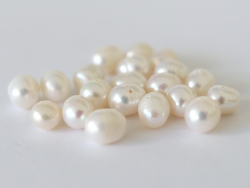 Acheter 20 perles de culture - forme graine - 6/7 mm - 1,39 € en ligne sur La Petite Epicerie - Loisirs créatifs