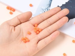 Acheter 100 perles en plastique rondes 6 mm - orange fluo - 1,49 € en ligne sur La Petite Epicerie - Loisirs créatifs