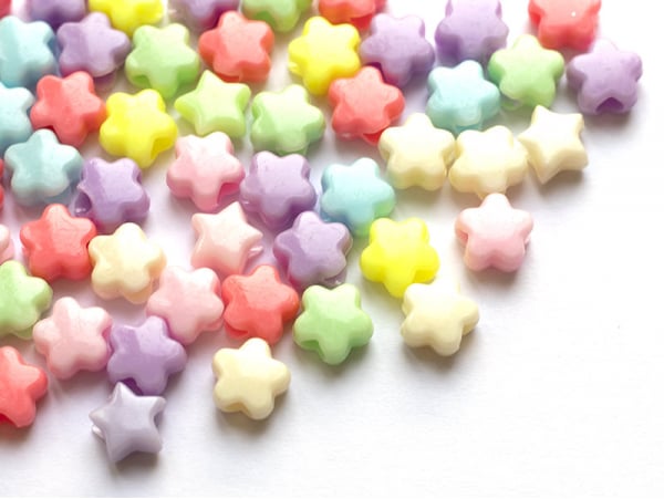 Acheter 50 perles en plastique - petites fleurs - pastelles - 10 mm - 0,99 € en ligne sur La Petite Epicerie - Loisirs créatifs