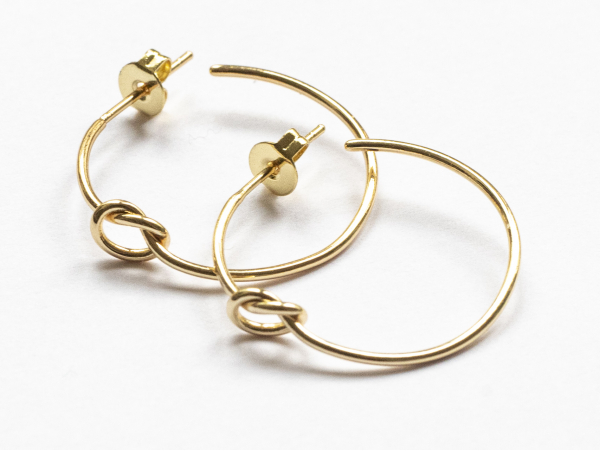 Acheter Paire boucle d'oreilles créoles petit noeud - doré à l'or fin 18K - 23 mm - 7,99 € en ligne sur La Petite Epicerie - ...