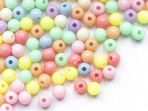 Acheter 100 perles en plastique rondes 6 mm - opaque pastelles - 0,69 € en ligne sur La Petite Epicerie - Loisirs créatifs