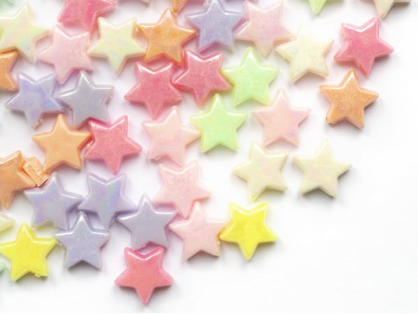 Acheter 50 perles en plastique - étoiles - pastelles nacrées - 14 mm - 2,29 € en ligne sur La Petite Epicerie - Loisirs créatifs
