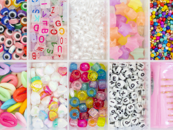 Acheter Boite valisette d'assortiment de 12 types de perles en plastique, fil et aiguilles - 29,99 € en ligne sur La Petite E...