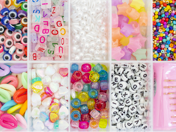 Acheter Boite valisette d'assortiment de 12 types de perles en plastique, fil et aiguilles - 29,99 € en ligne sur La Petite E...