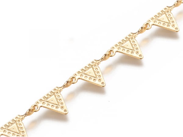 Acheter Chaîne triangle fanions motifs ethniques 11 x 6,5 mm - doré à l'or fin 18 K x 20 cm - 1,99 € en ligne sur La Petite E...
