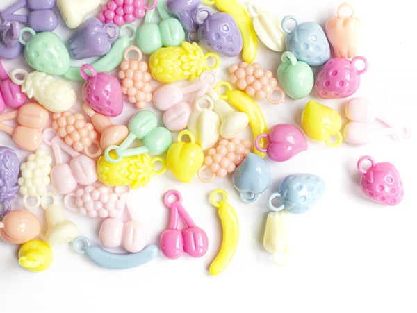 Acheter 50 perles en plastique - fruits variés - pastel - 5,99 € en ligne sur La Petite Epicerie - Loisirs créatifs