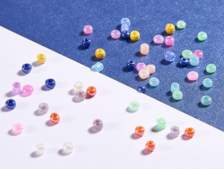 Acheter Boite de 24 couleurs de perles de rocailles multicolores - 3 mm - 14,99 € en ligne sur La Petite Epicerie - Loisirs c...