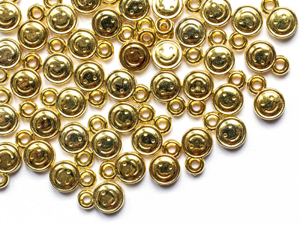 Acheter 20 perles en plastique - pendentif souriant doré - 13 mm - 0,99 € en ligne sur La Petite Epicerie - Loisirs créatifs