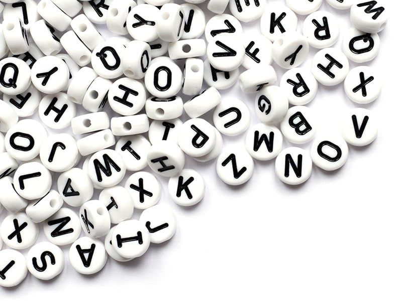 Acheter 200 grosses perles rondes en plastique - lettres alphabet - blanc et noir - 9,5 mm - 7,99 € en ligne sur La Petite Ep...