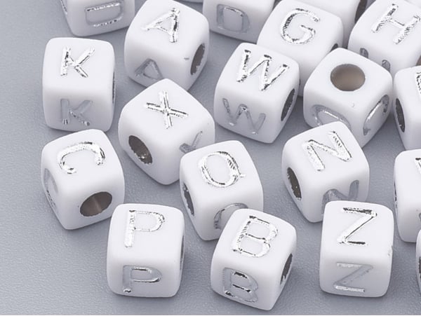 Acheter 200 mini perles carrées en plastique - lettres alphabet