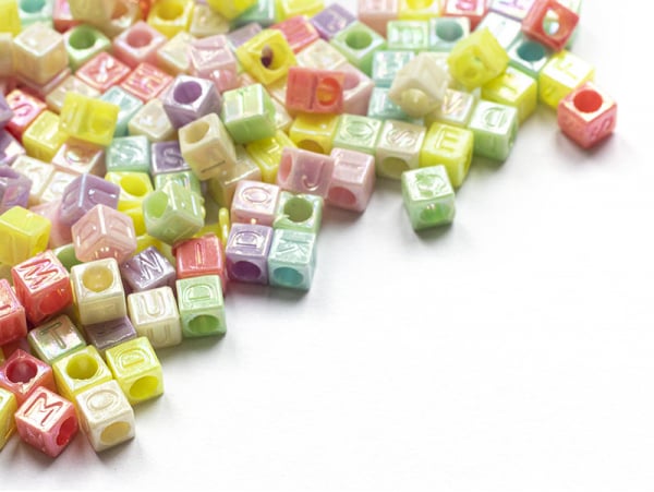 Acheter 200 perles carrées - cubes en plastique - lettres alphabet - mix pastel - 6 mm - 2,99 € en ligne sur La Petite Epicer...