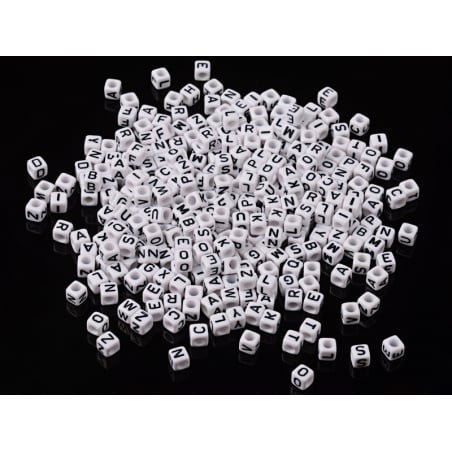 Acheter 200 perles carrées - cubes en plastique - lettres alphabet - noir et blanc - 6 mm - 3,99 € en ligne sur La Petite Epi...