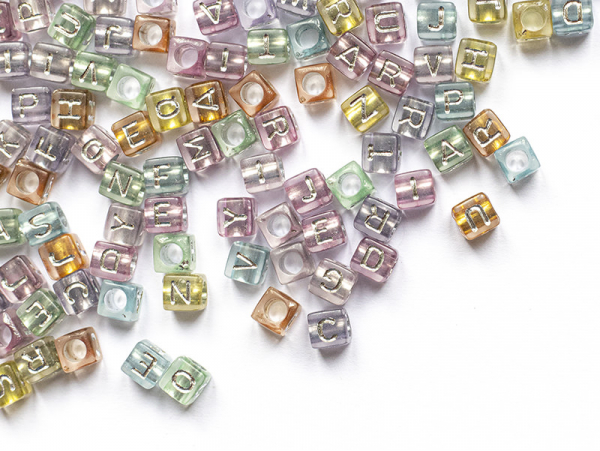 Acheter 200 perles carrées - cubes en plastique - lettres alphabet - couleurs transclucides automnales - 6 mm - 3,99 € en lig...