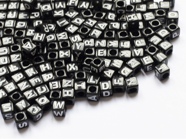 Acheter 200 perles carrées - cubes en plastique - lettres alphabet - noir et lettres blanches - 6 mm - 3,99 € en ligne sur La...