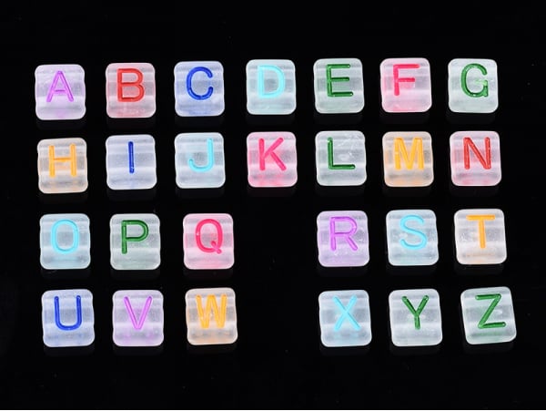 Acheter 200 perles tuiles en plastique dépoli - lettres alphabet multicolores - 8 mm - 4,99 € en ligne sur La Petite Epicerie...