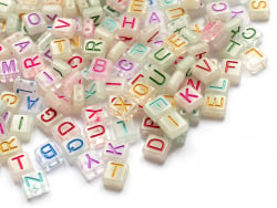 Acheter 200 perles tuiles en plastique dépoli - lettres alphabet multicolores - 8 mm - 4,99 € en ligne sur La Petite Epicerie...