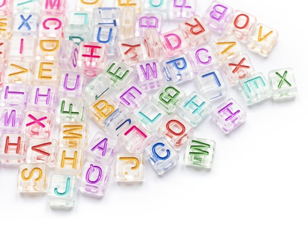 Acheter 200 perles tuiles en plastique transparent - lettres alphabet multicolores - 8 mm - 4,99 € en ligne sur La Petite Epi...