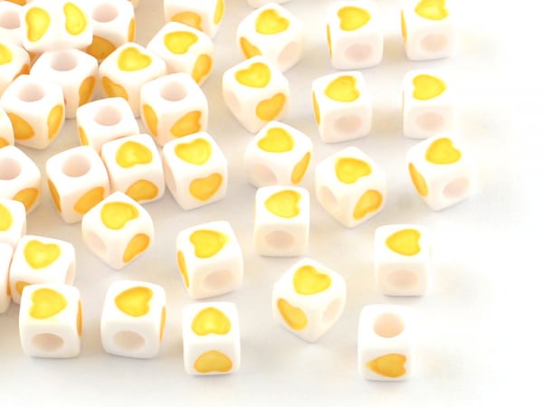 Acheter 20 perles en plastique cubes symbole coeur - jaune - 7 mm - 1,19 € en ligne sur La Petite Epicerie - Loisirs créatifs