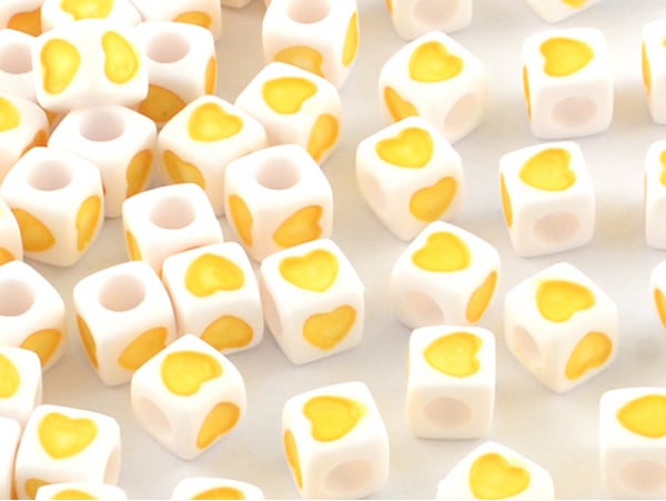 Acheter 20 perles en plastique cubes symbole coeur - jaune - 7 mm - 1,19 € en ligne sur La Petite Epicerie - Loisirs créatifs