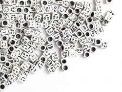 Acheter 20 perles en plastique - sourire cubes sourire - noir et blanc - 6 mm - 0,99 € en ligne sur La Petite Epicerie - Lois...